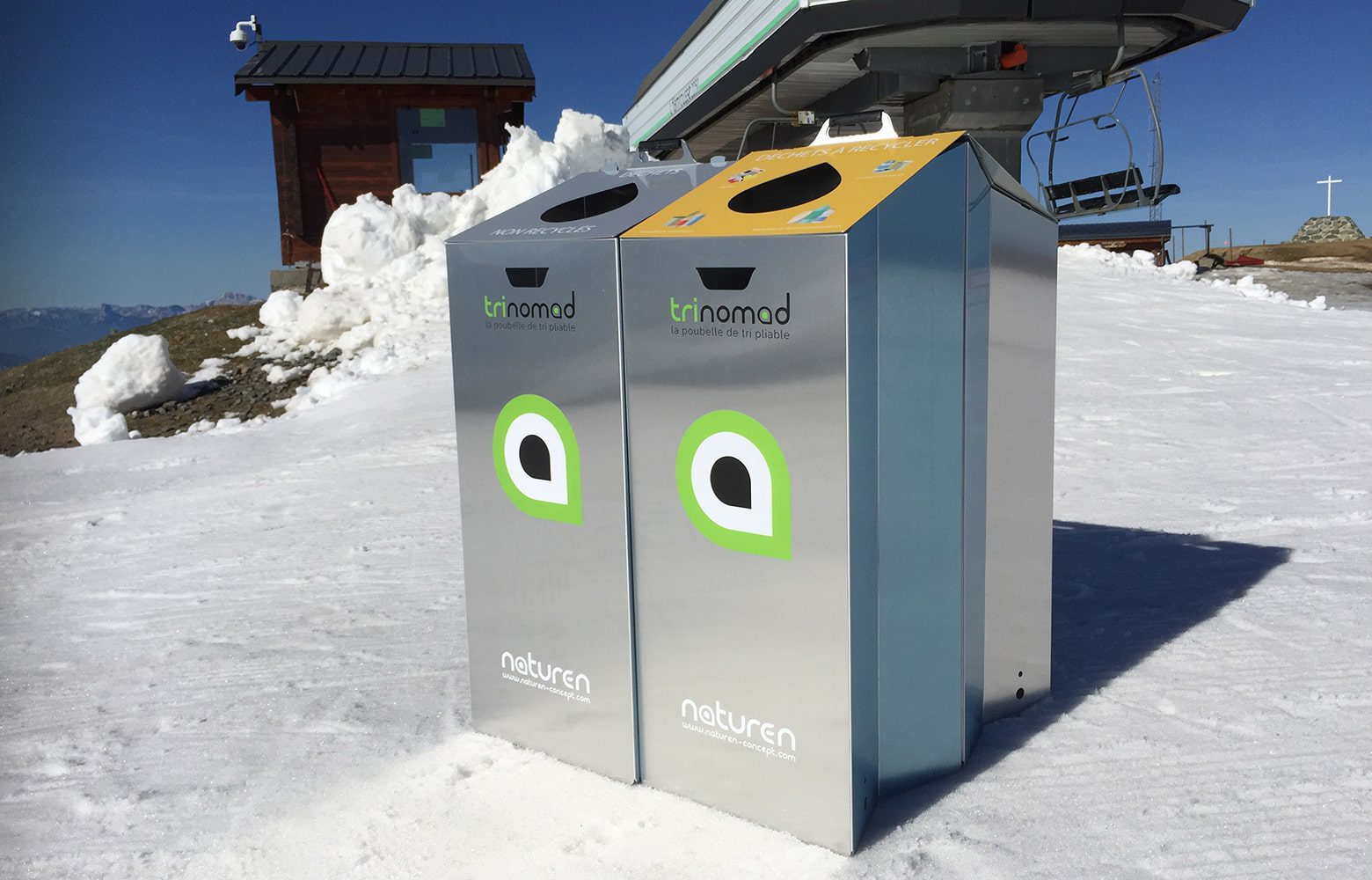 trinomad 2s poubelle de tri pliable installée en station de ski